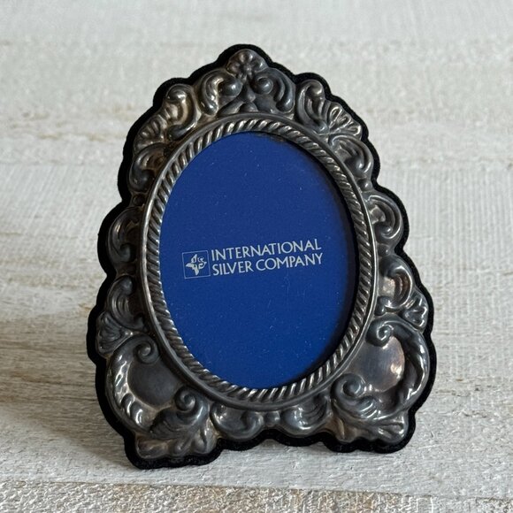 Vintage Ornate Silver Plated Oval Photo Frame with Stand - Picture 2 of 11